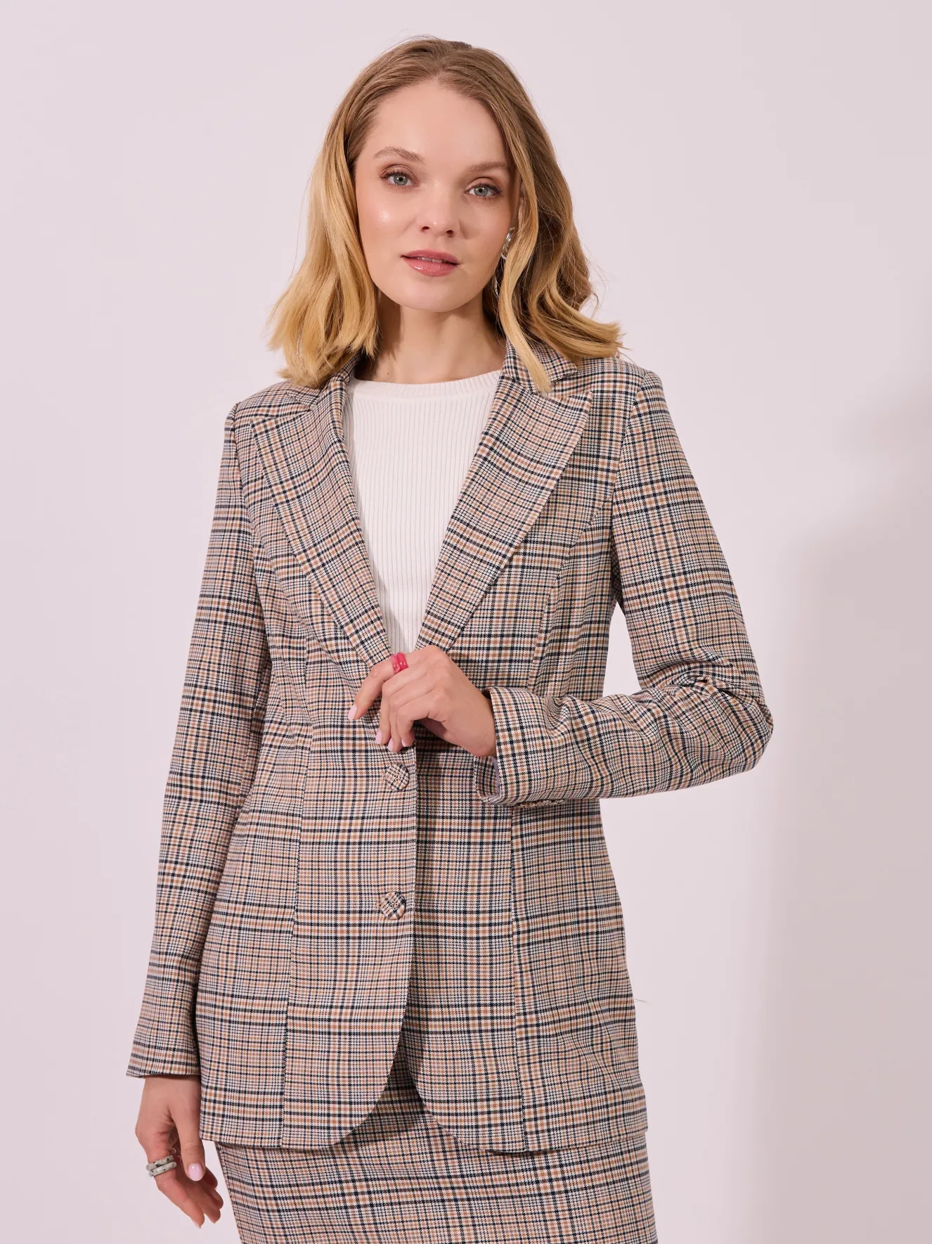 Beżowy żakiet w kratę damski | elegancki fason | QUIOSQUE