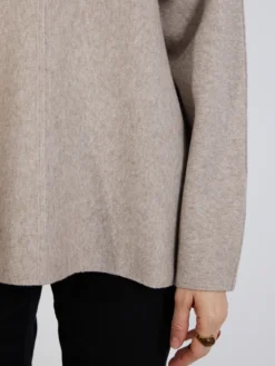 Beżowy sweter damski golf oversize