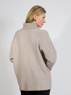 Beżowy sweter damski golf oversize