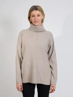 Beżowy sweter damski golf oversize
