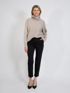 Beżowy sweter damski golf oversize