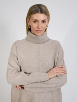 Beżowy sweter damski golf oversize