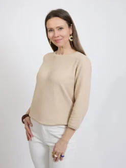 Beżowy sweter damski klasyczny