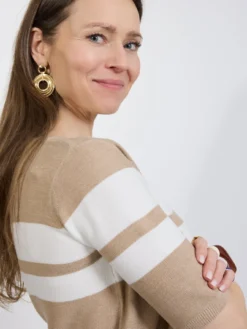 Beżowy sweter damski w paski