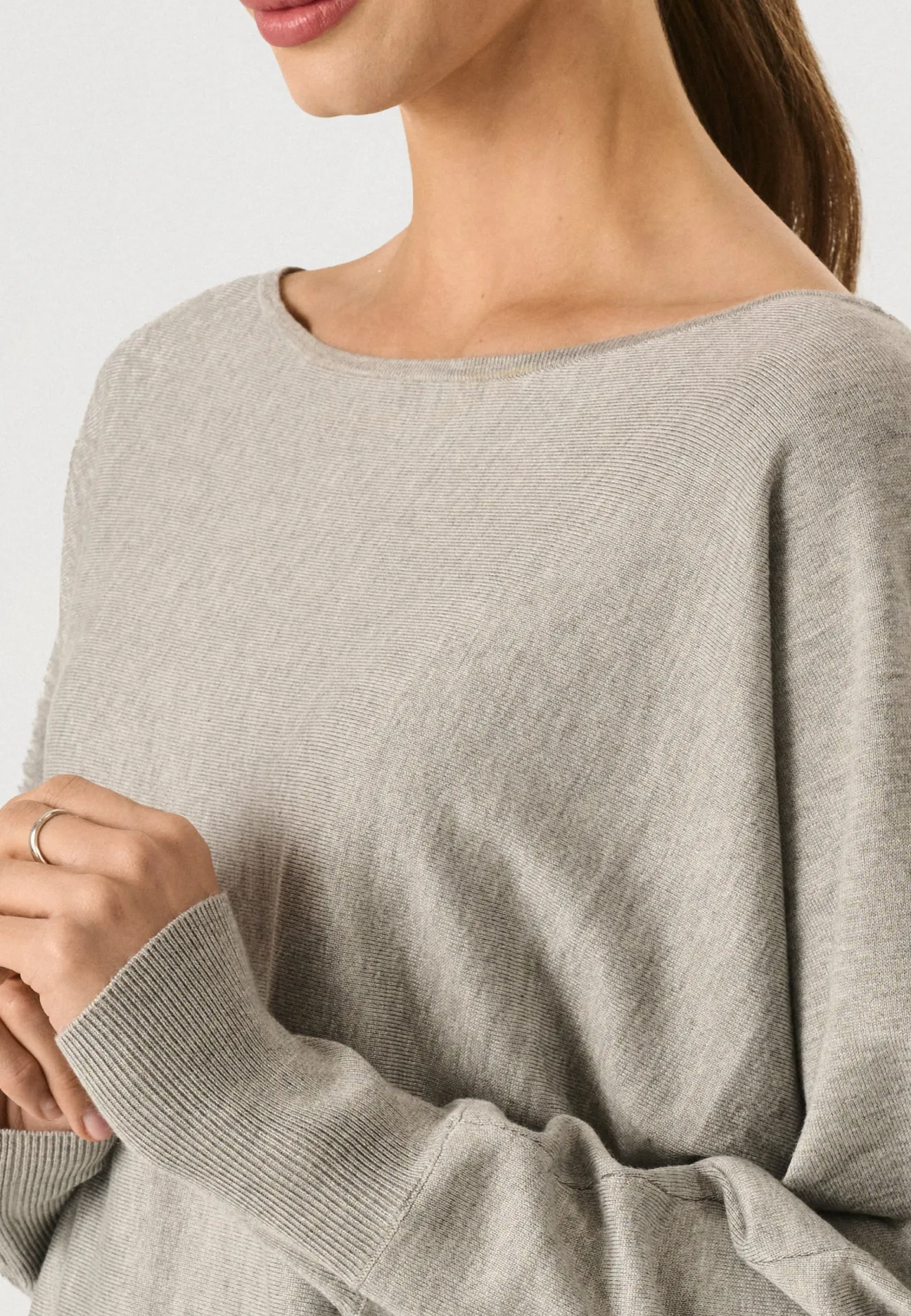 Beżowy sweter damski z wiązaniem i kontrastową lamówką