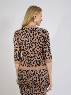 Beżowy sweter w panterkę z rękawem 3/4