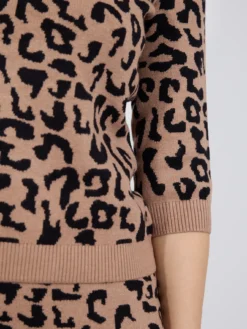 Beżowy sweter w panterkę z rękawem 3/4