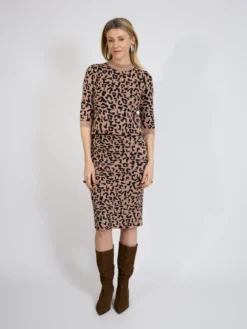 Beżowy sweter w panterkę z rękawem 3/4