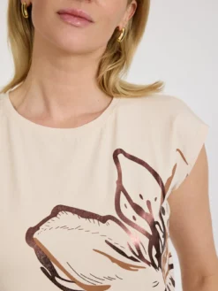Beżowy t-shirt damski z dużym nadrukiem motyla