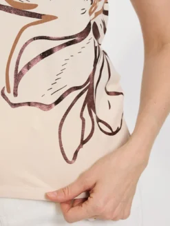 Beżowy t-shirt damski z dużym nadrukiem motyla