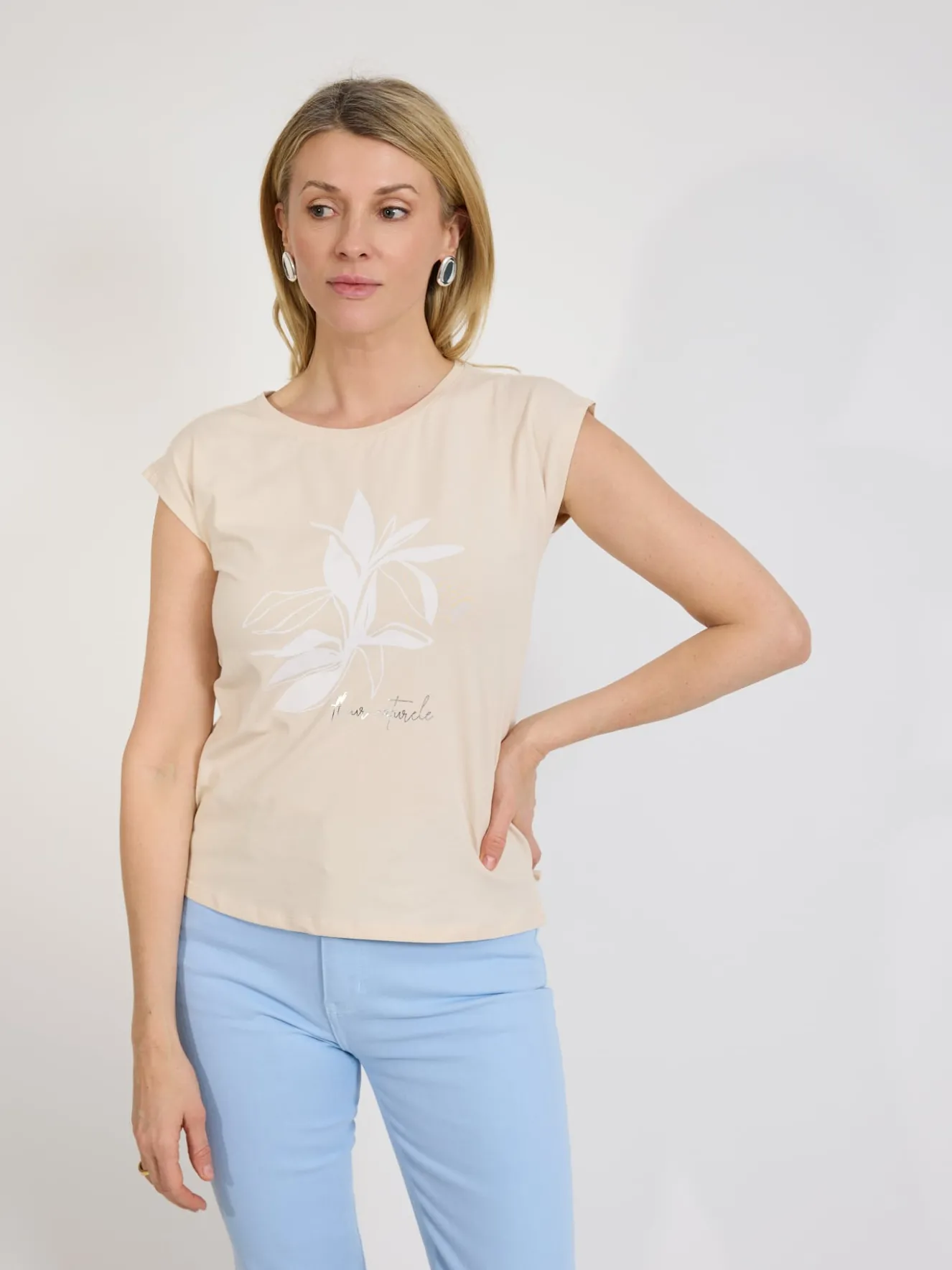 Beżowy t-shirt damski z nadrukiem roślinnym