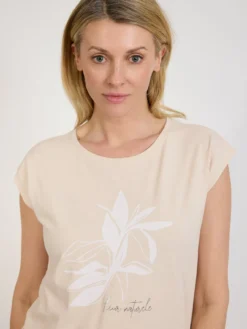 Beżowy t-shirt damski z nadrukiem roślinnym