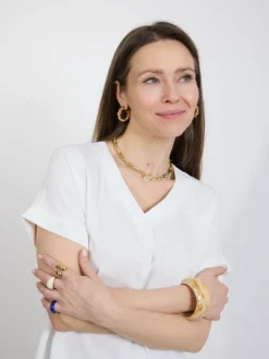 Biała bluzka damska z dekoltem V