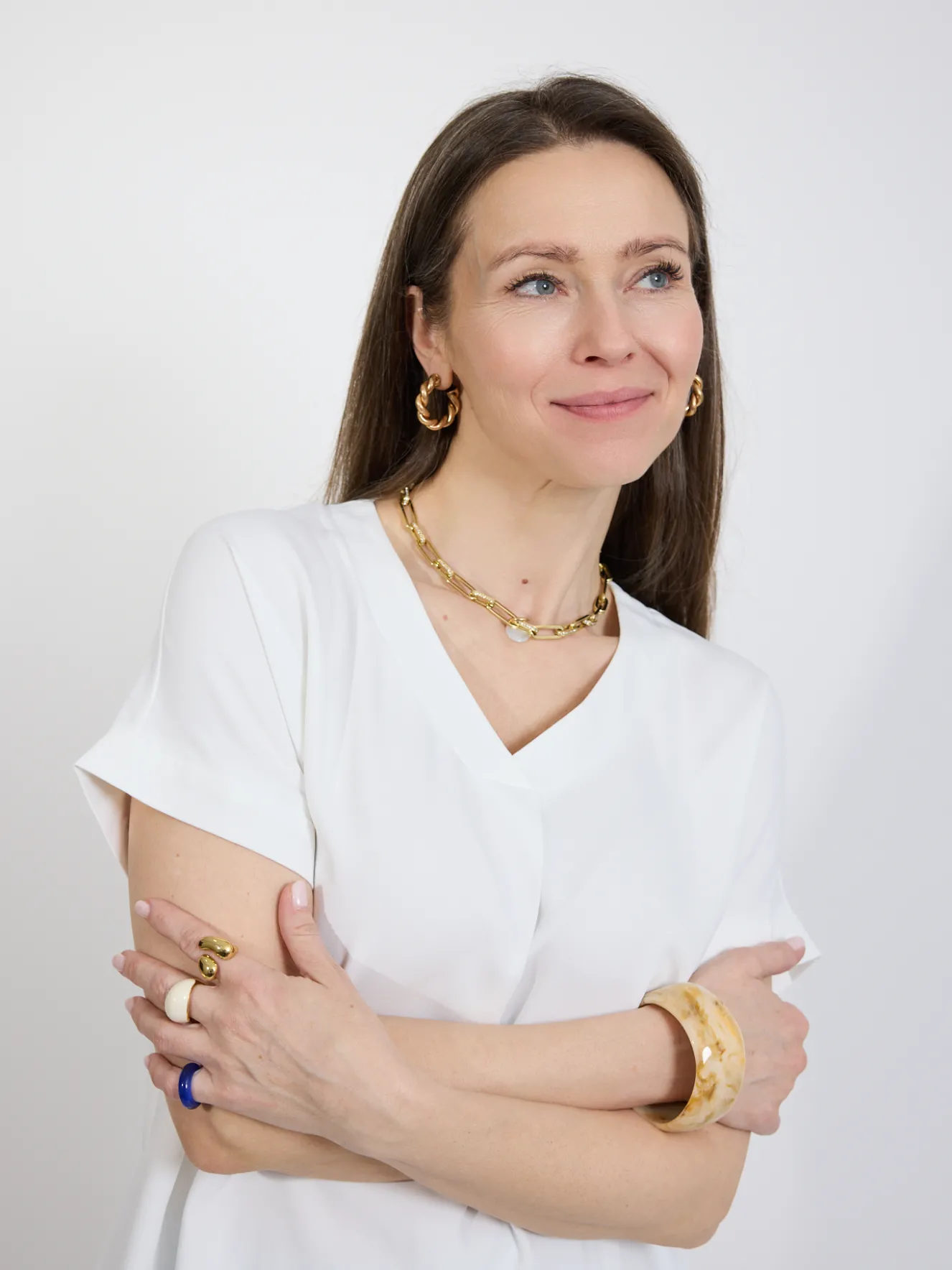Biała bluzka damska z dekoltem V