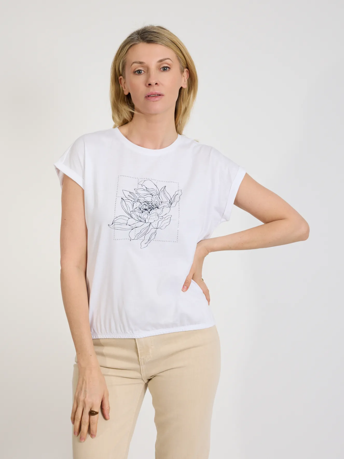 Biały t-shirt damski z nadrukiem kwiatowym
