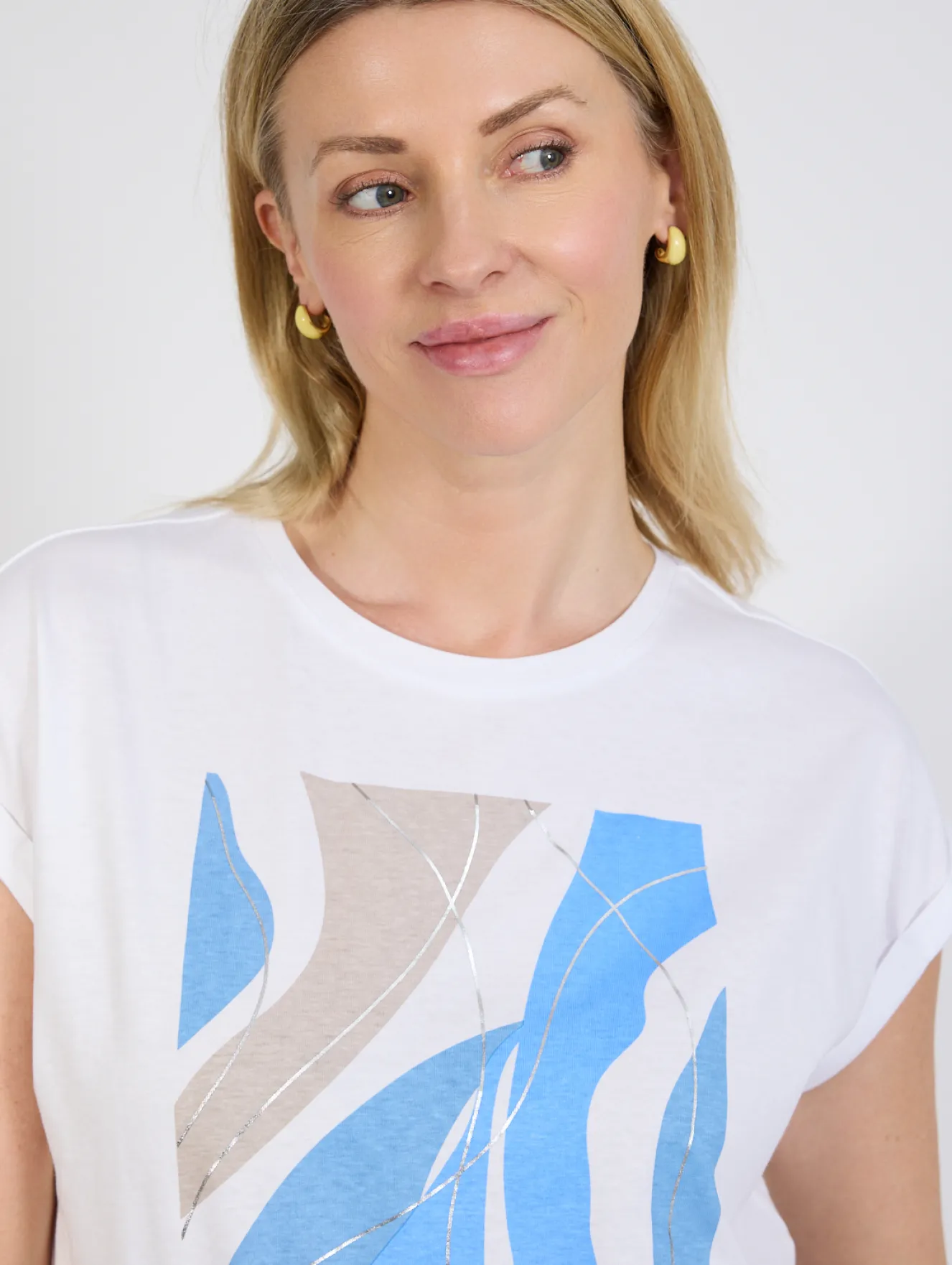 Biały t-shirt damski z nadrukiem abstrakcyjnym