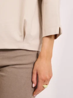 Bluzka damska beżowa z haftem – minimalistyczna elegancja