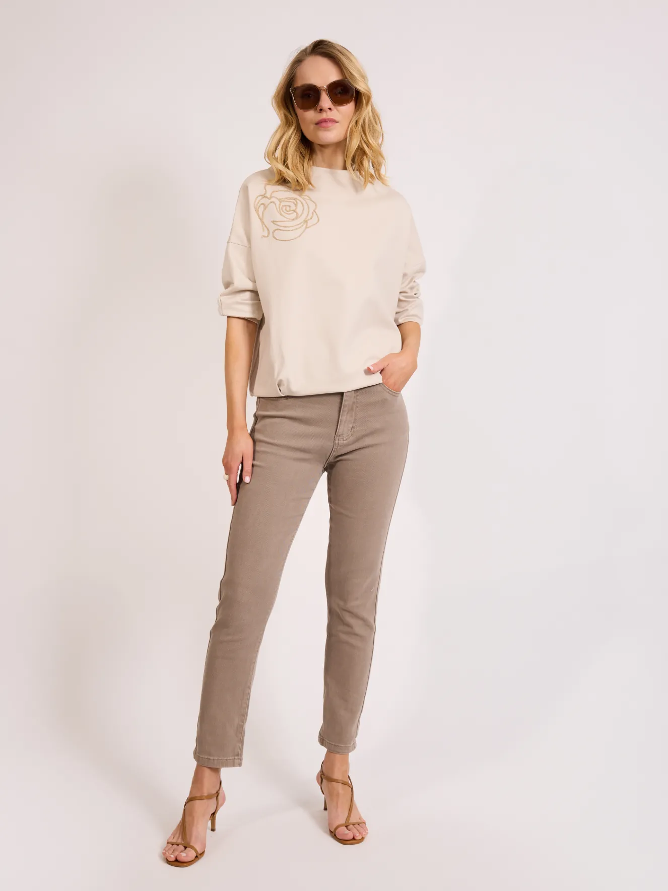 Bluzka damska beżowa z haftem – minimalistyczna elegancja