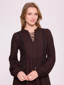 Brązowa sukienka boho z ozdobnym sznurowaniem