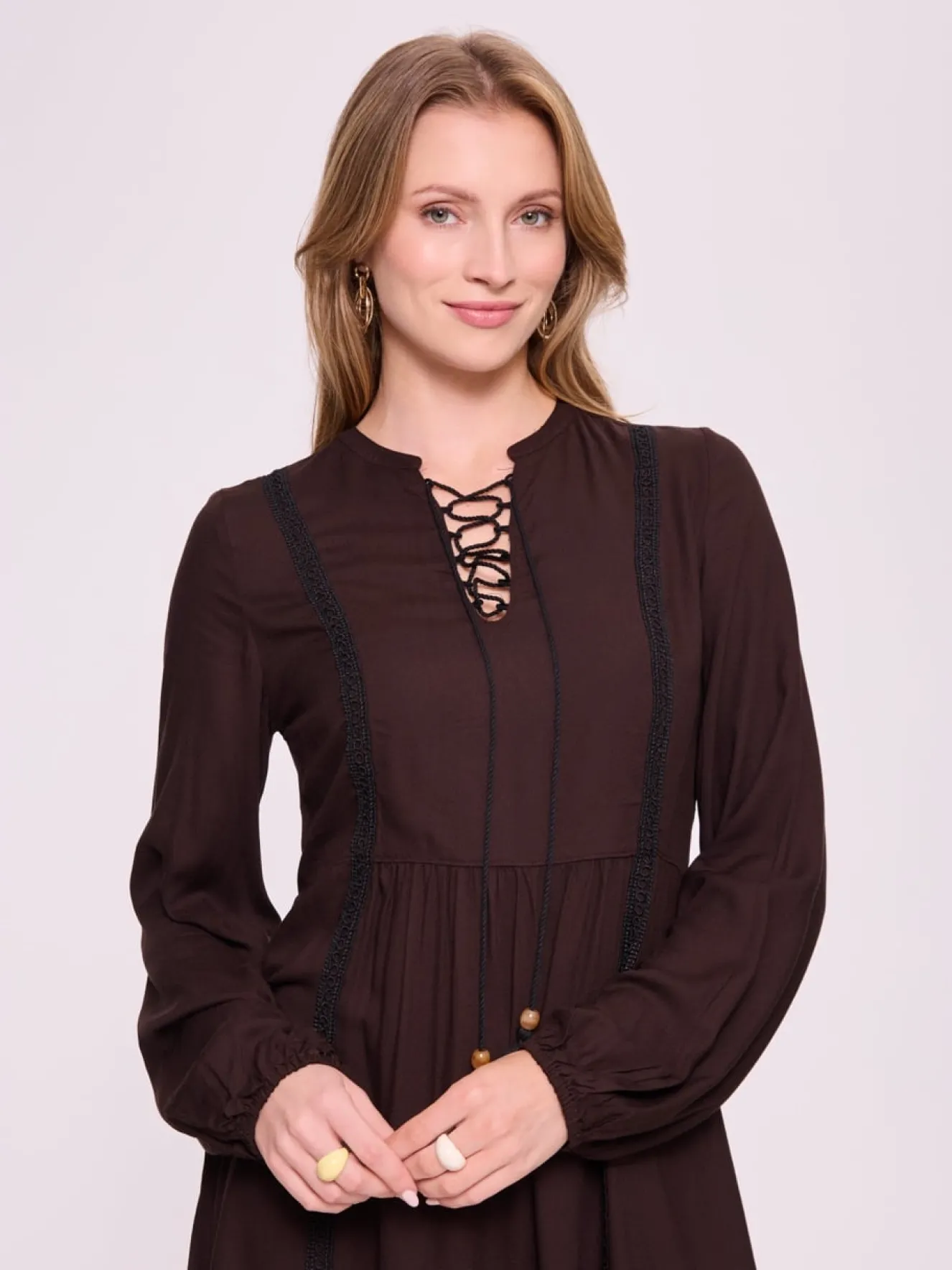 Brązowa sukienka boho z ozdobnym sznurowaniem