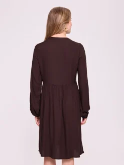 Brązowa sukienka boho z ozdobnym sznurowaniem