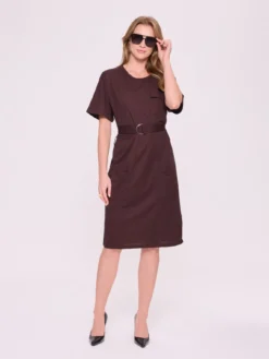 Brązowa sukienka z paskiem – elegancka sukienka casual