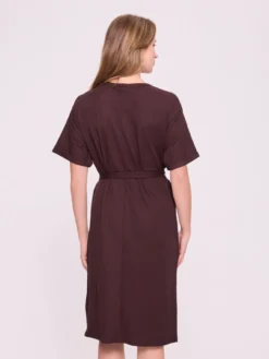 Brązowa sukienka z paskiem – elegancka sukienka casual