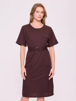 Brązowa sukienka z paskiem – elegancka sukienka casual