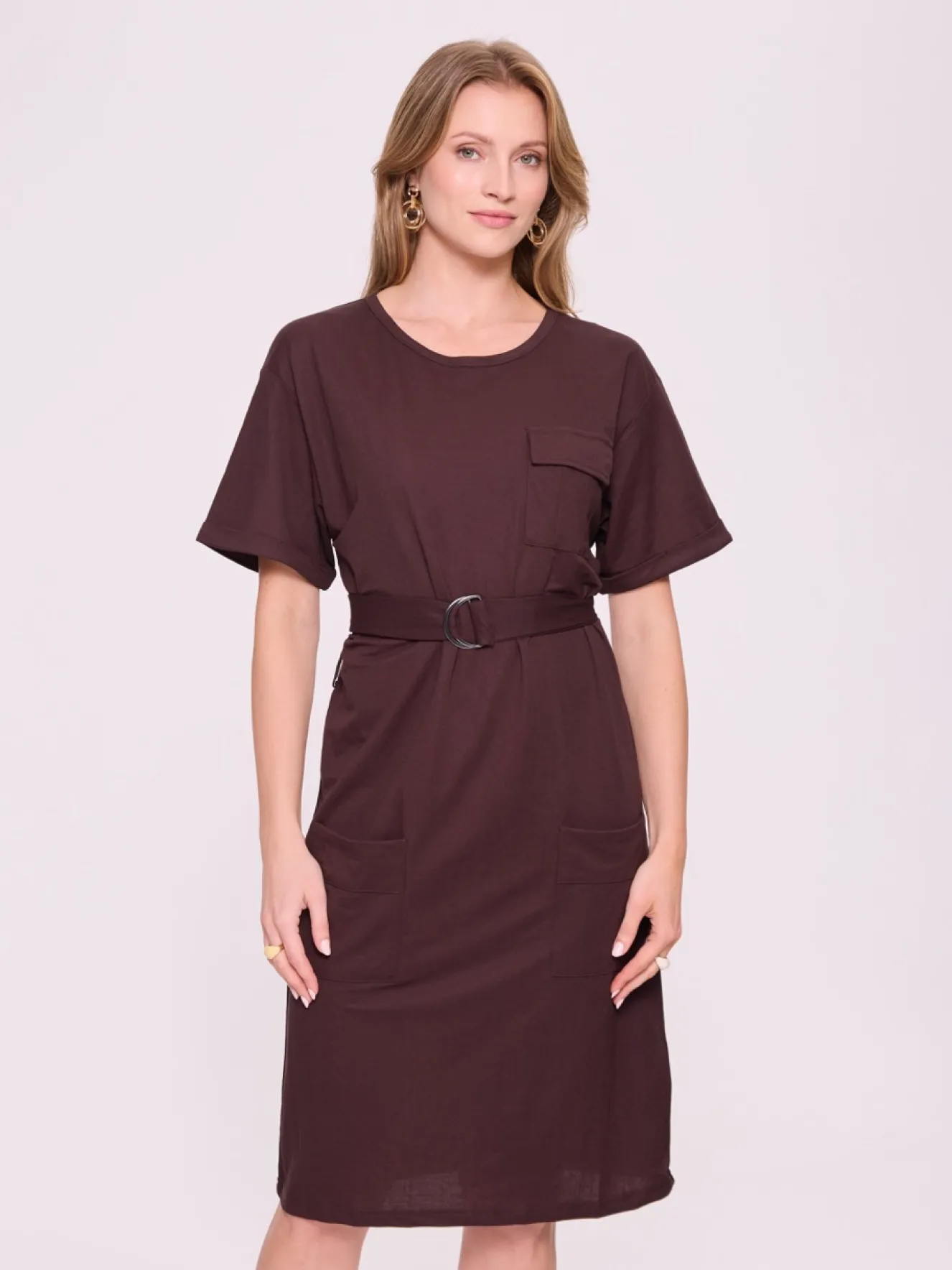Brązowa sukienka z paskiem – elegancka sukienka casual