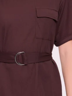 Brązowa sukienka z paskiem – elegancka sukienka casual