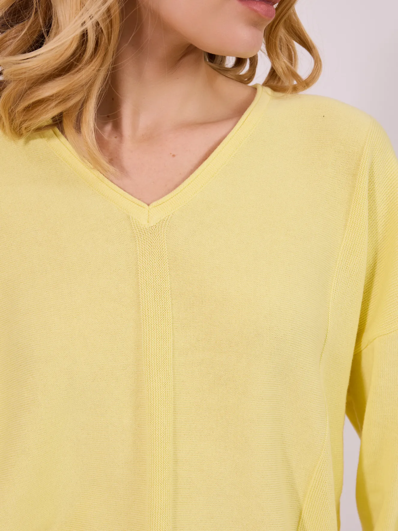 Cytrynowy Sweter Oversize z Dekoltem V
