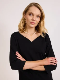 Czarna bluzka z dekoltem V i rękawem 3/4