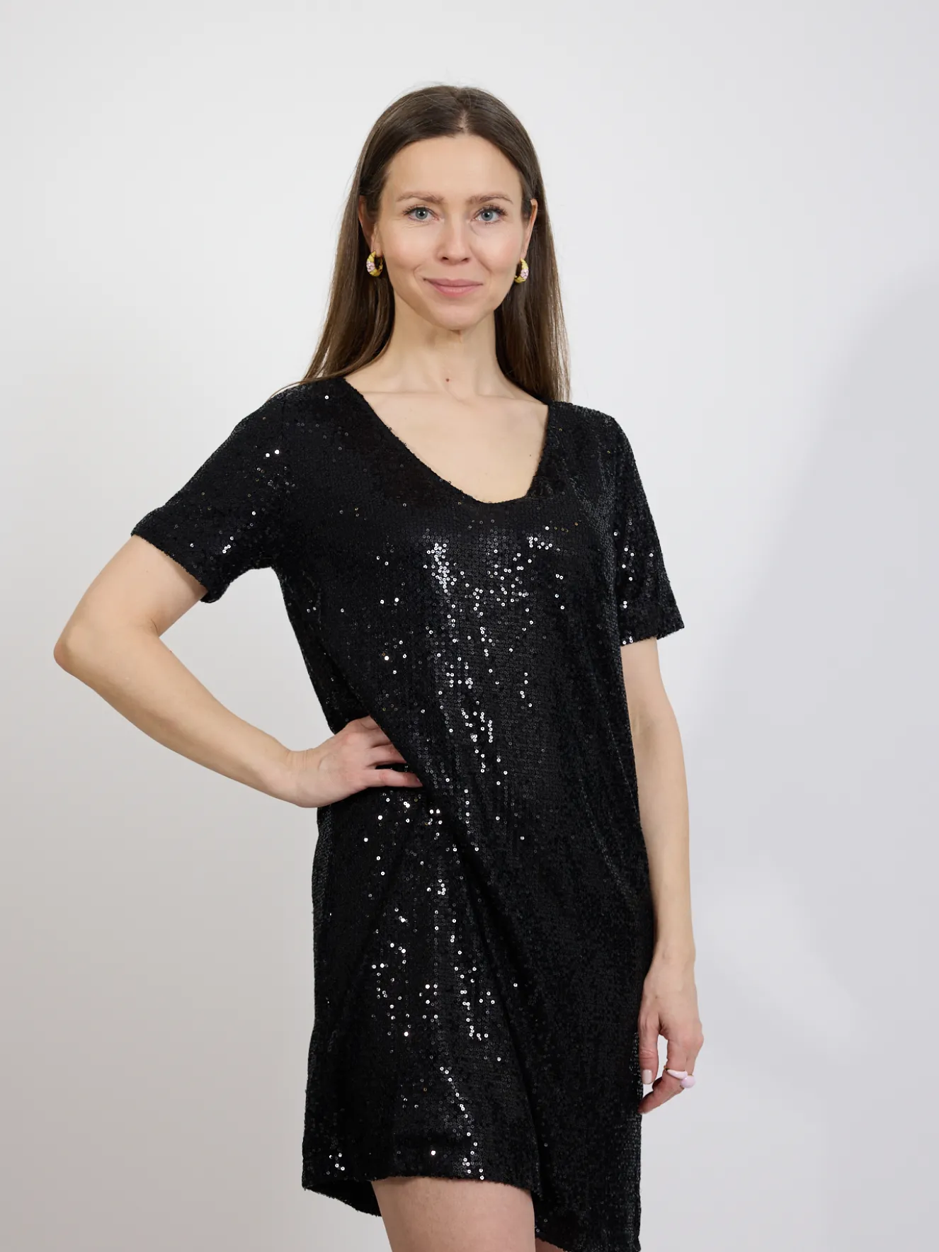 Czarna sukienka cekinowa damska – elegancka sukienka wieczorowa