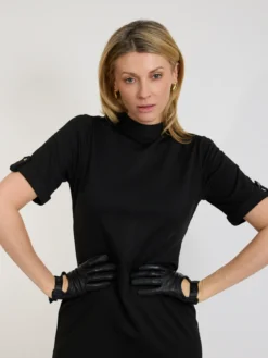 Czarna sukienka dopasowana elegancka