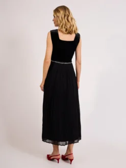 Czarna sukienka maxi plisowana
