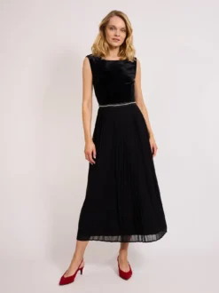 Czarna sukienka maxi plisowana