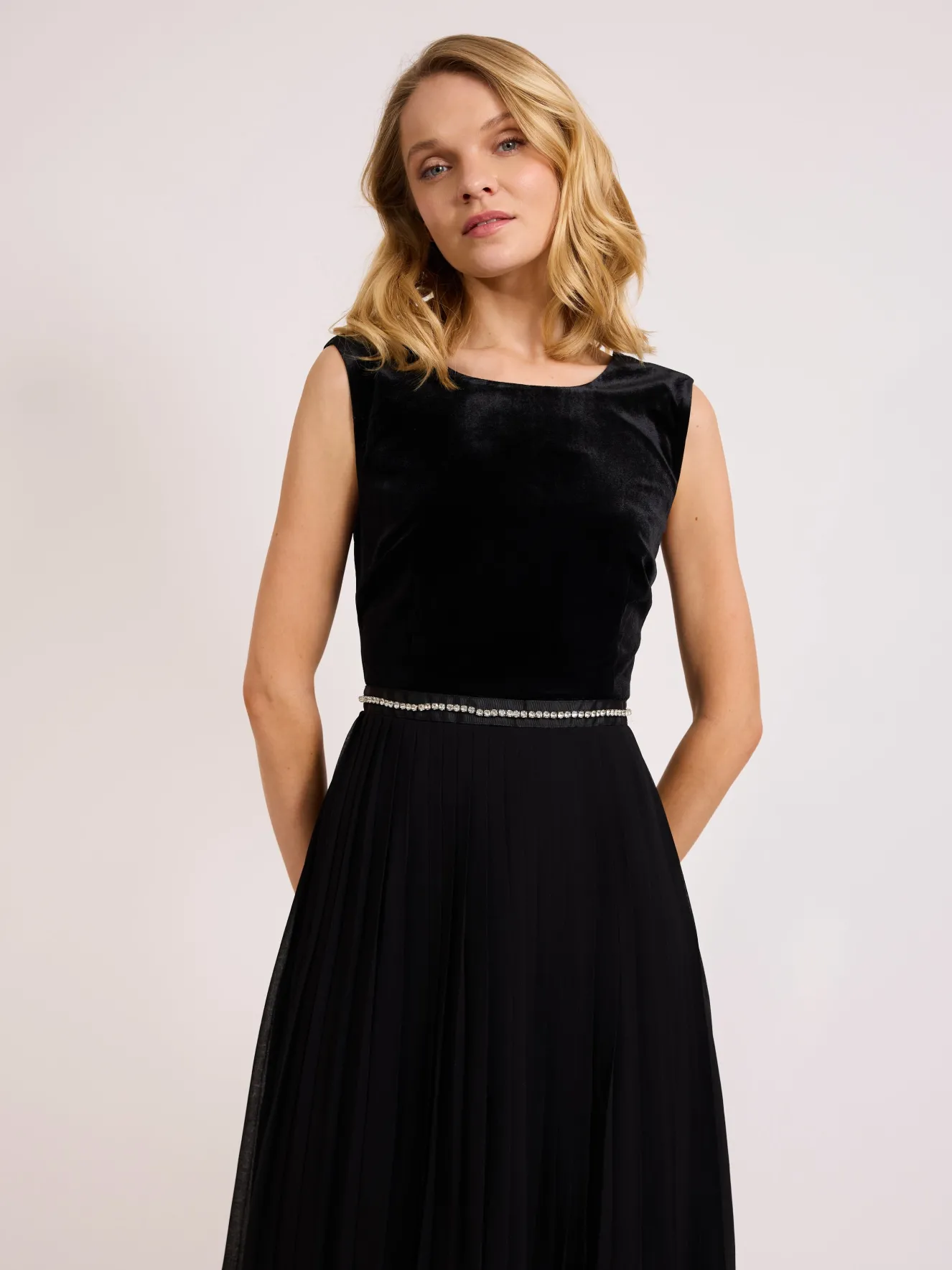 Czarna sukienka maxi plisowana
