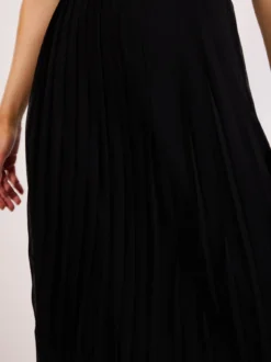 Czarna sukienka maxi plisowana