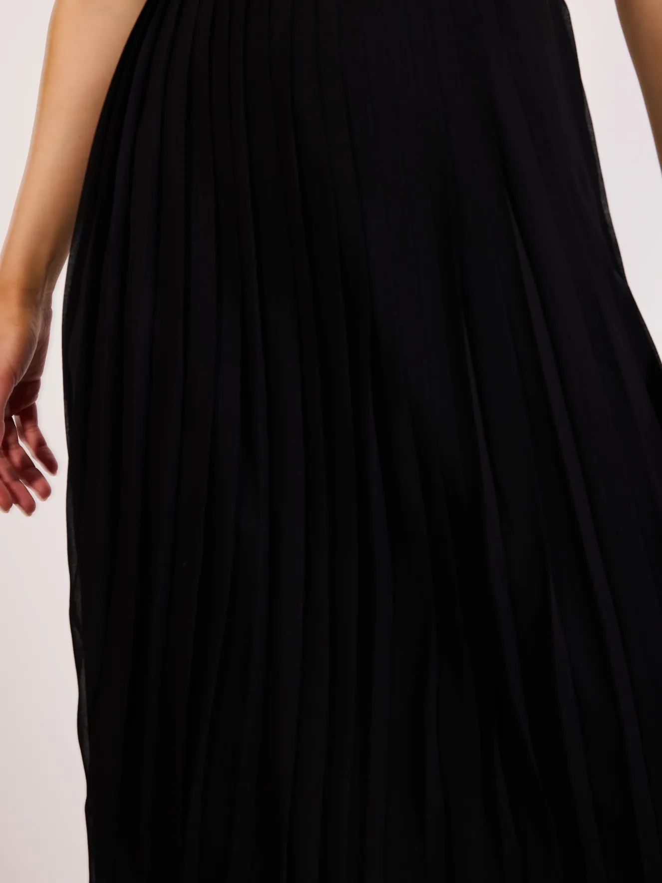Czarna sukienka maxi plisowana