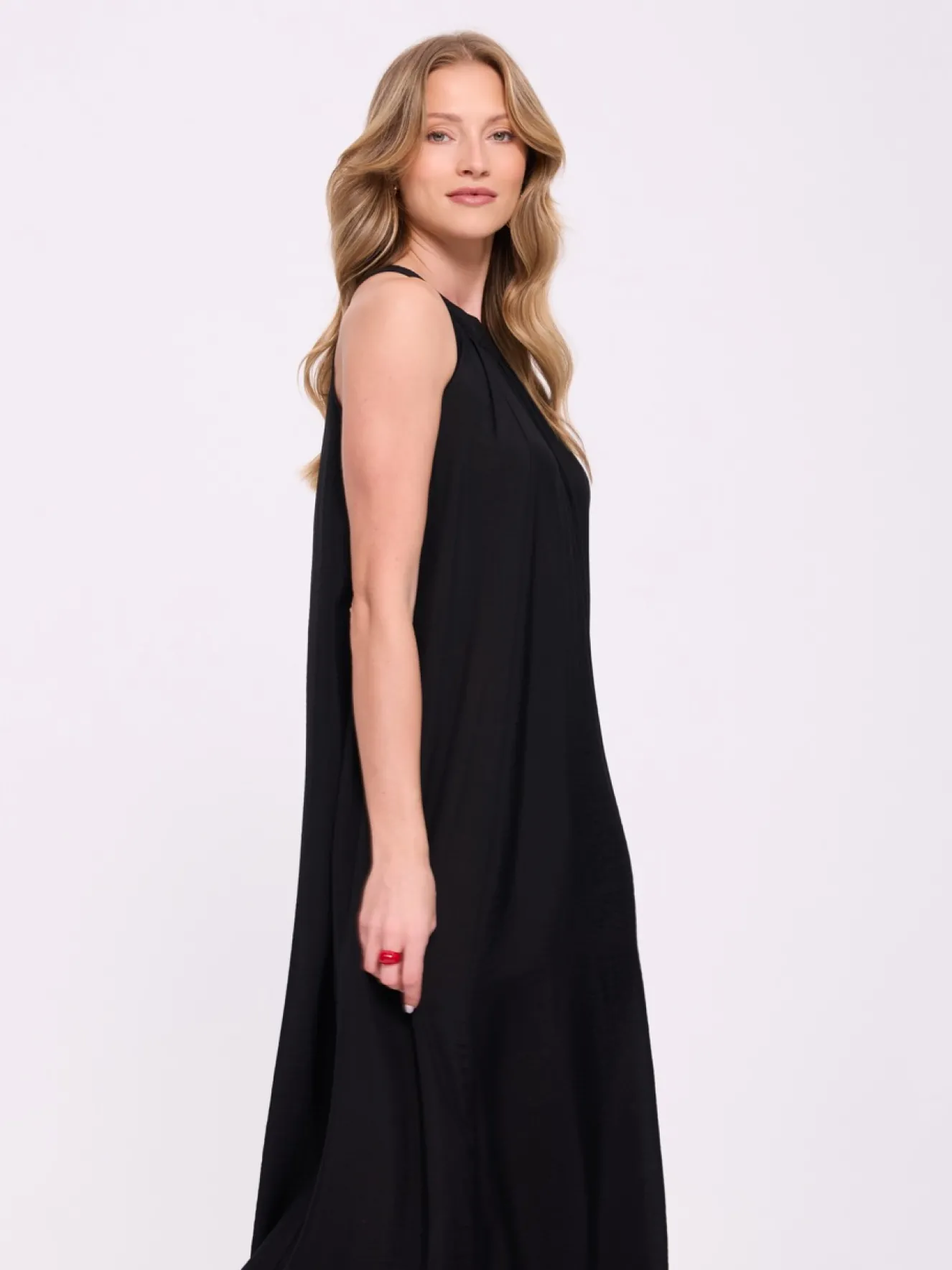 Czarna sukienka maxi z dekoltem halter