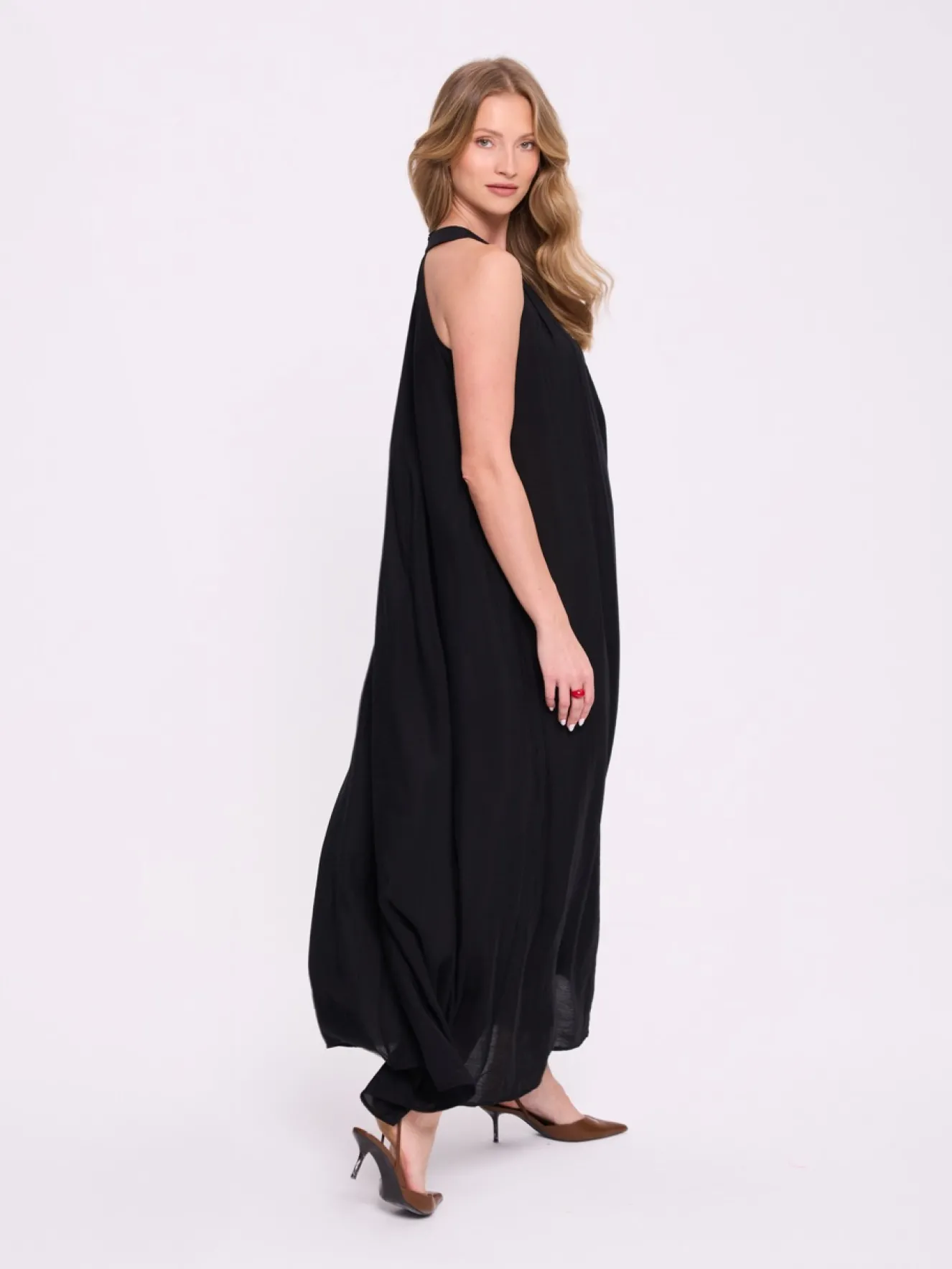 Czarna sukienka maxi z dekoltem halter