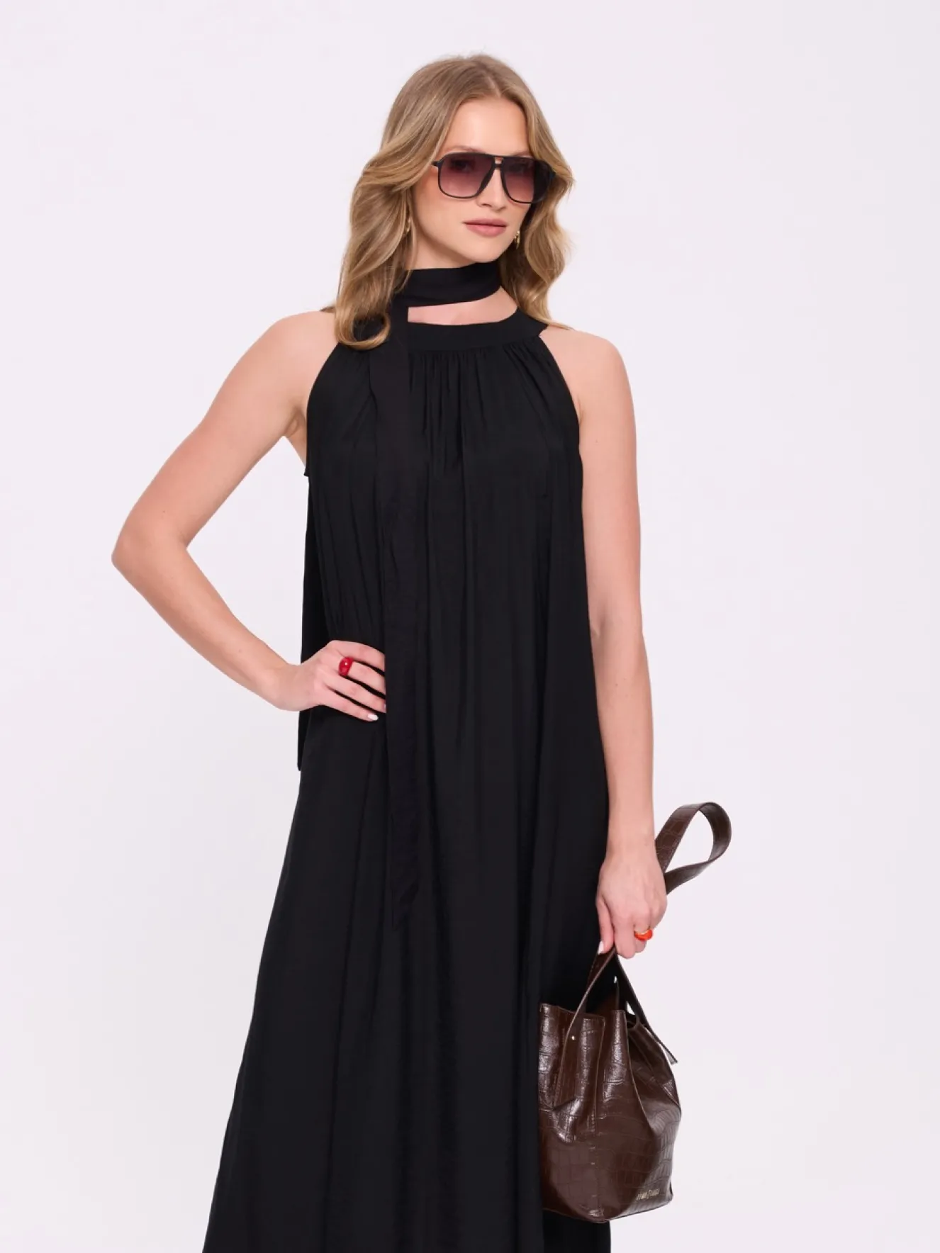 Czarna sukienka maxi z dekoltem halter