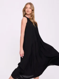 Czarna sukienka maxi z dekoltem halter