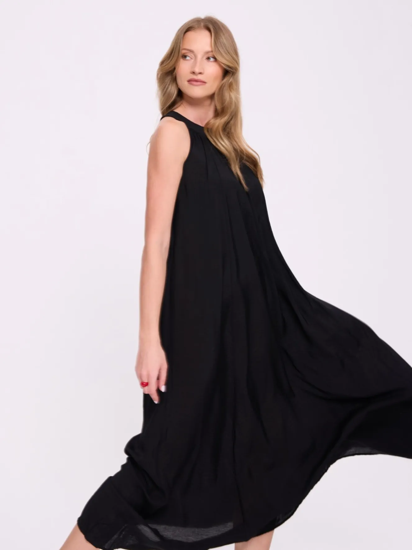 Czarna sukienka maxi z dekoltem halter