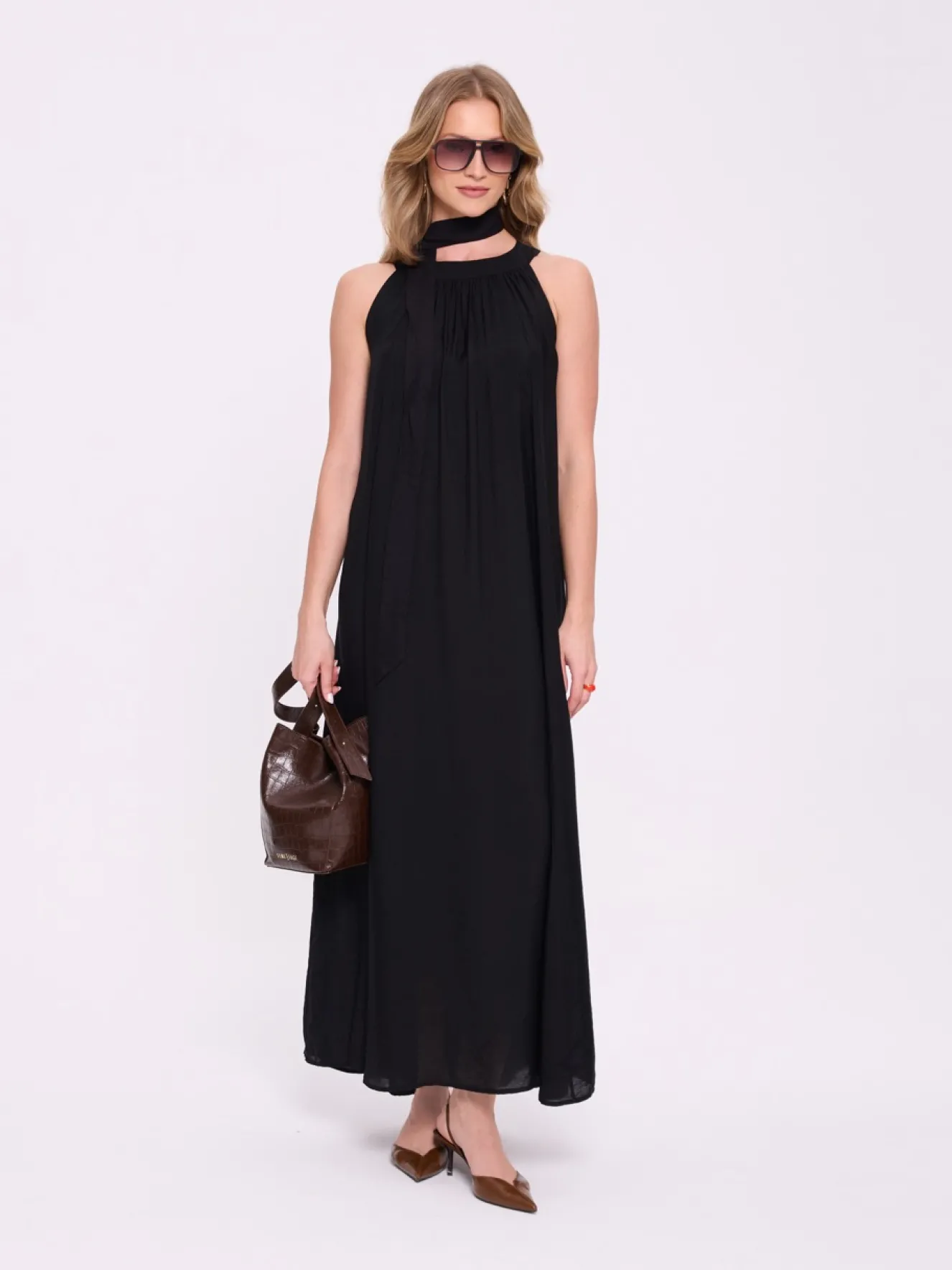 Czarna sukienka maxi z dekoltem halter