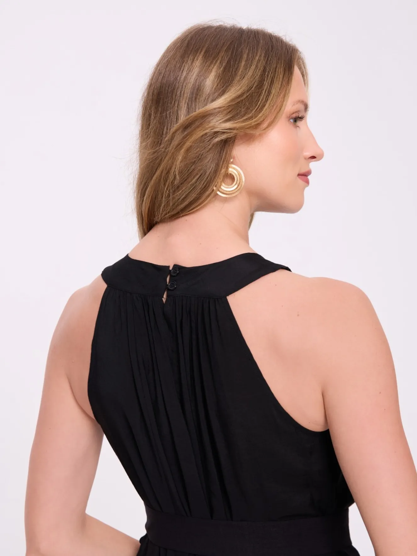 Czarna sukienka maxi z dekoltem halter