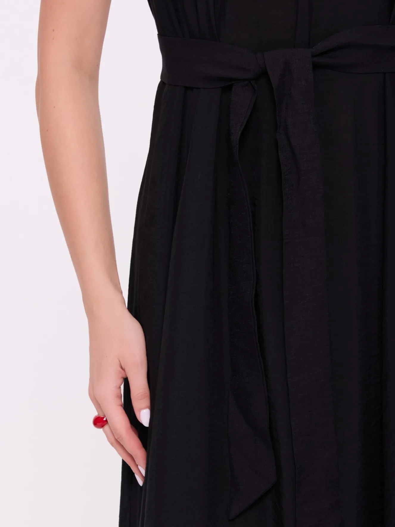 Czarna sukienka maxi z dekoltem halter