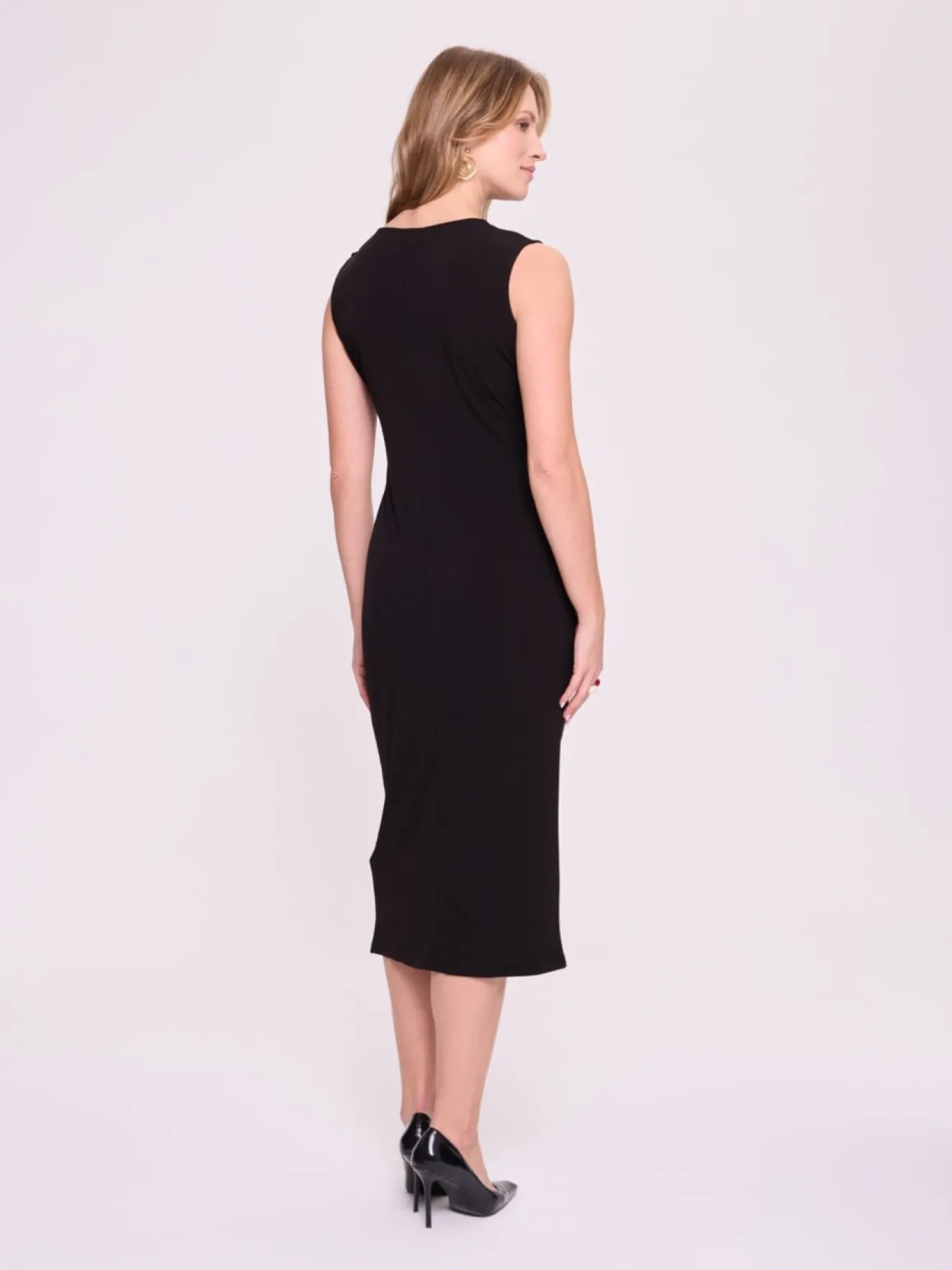 Czarna sukienka midi z marszczeniem – elegancka sukienka damska