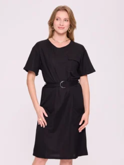 Czarna sukienka z paskiem – klasyczna sukienka casual