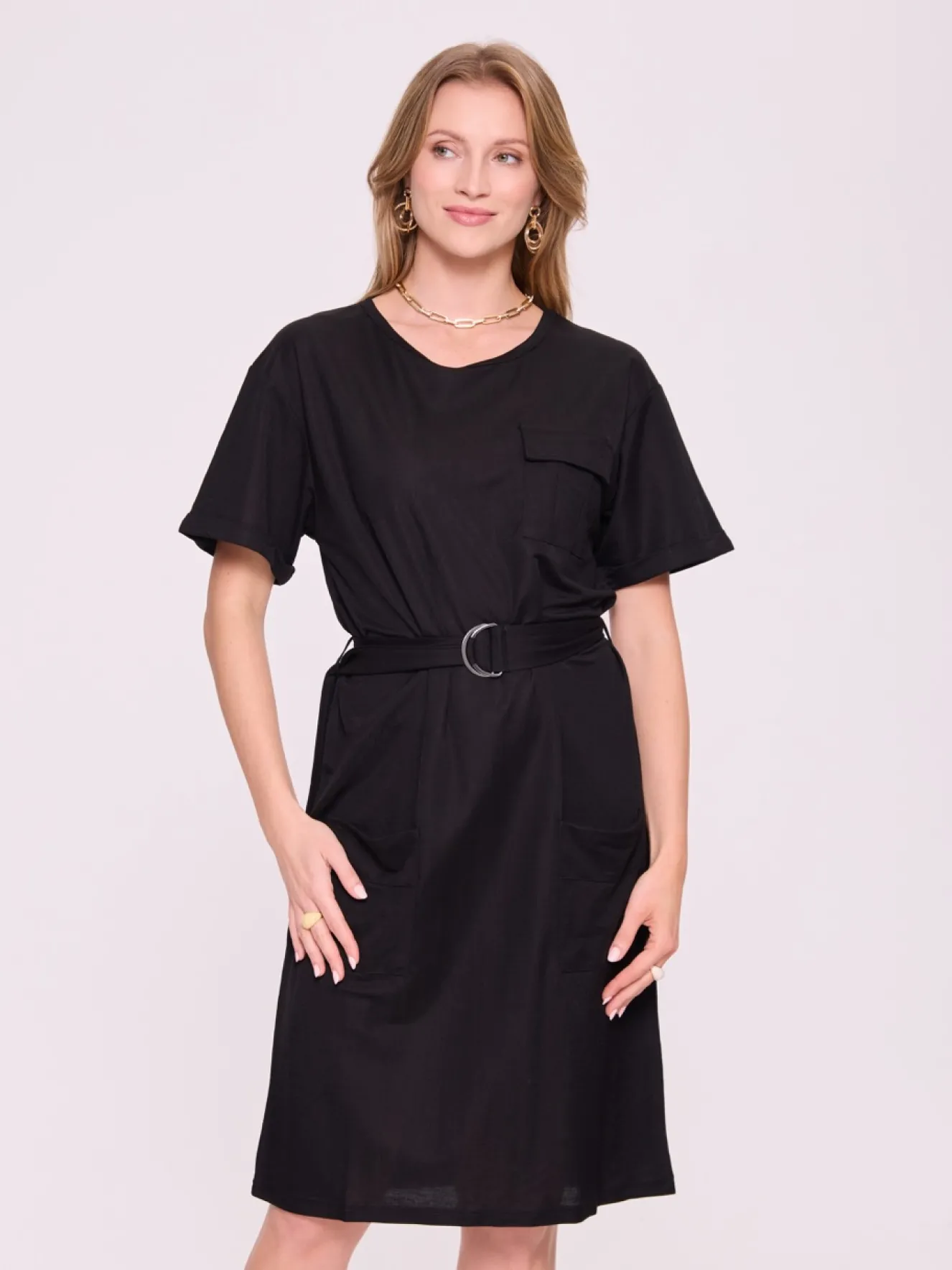 Czarna sukienka z paskiem – klasyczna sukienka casual